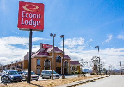 Pet Friendly Econo Lodge in Hendersonville, North Carolina