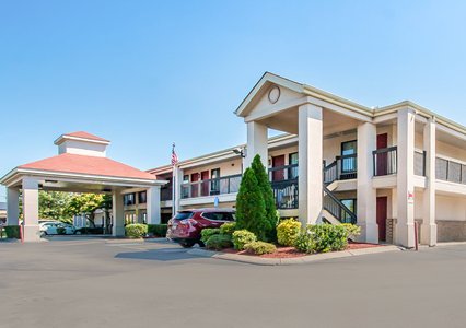 Pet Friendly Econo Lodge  Inn & Suites in Murfreesboro, Tennessee