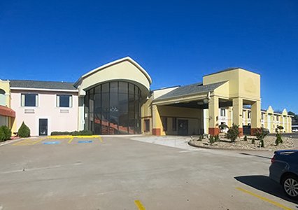Pet Friendly Econo Lodge Inn & Suites in Tyler, Texas