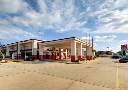 Pet Friendly Econo Lodge Inn & Suites in Forest, Mississippi
