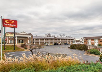 Pet Friendly Econo Lodge  Inn & Suites Lake Of The Ozarks in Osage Beach, Missouri
