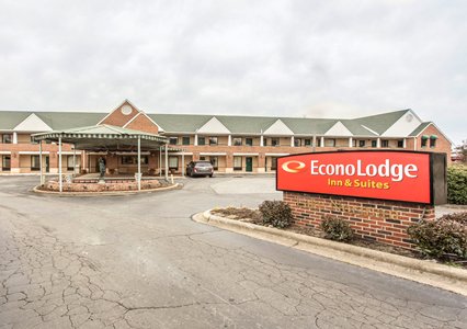 Pet Friendly Econo Lodge & Suites Lake Norman in Cornelius, North Carolina