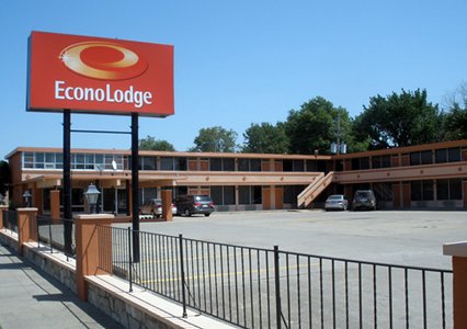 Pet Friendly Econo Lodge in Winfield, Kansas