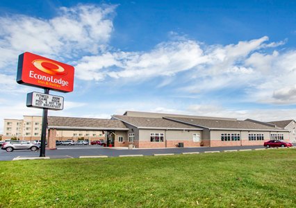 Pet Friendly Econo Lodge  Inn & Suites in Green Bay, Wisconsin