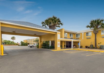 Pet Friendly Quality Inn & Suites on the Beach in Corpus Christi, Texas