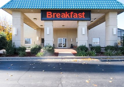 Pet Friendly Econo Lodge Inn & Suites in Joplin, Missouri