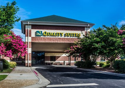 Pet Friendly Quality Suites Lake Wright - Norfolk Airport in Norfolk, Virginia