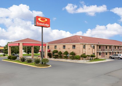 Pet Friendly Red Roof Inn Bishopville in Bishopville, South Carolina