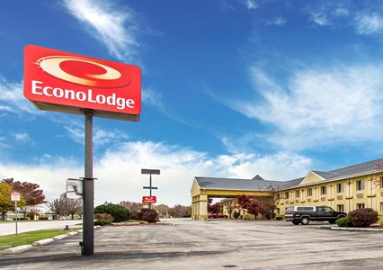 Pet Friendly Econo Lodge Inn & Suites in Bloomington, Illinois