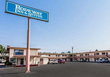 Pet Friendly Rodeway Inn & Suites in Omak, Washington
