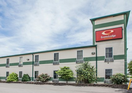 Pet Friendly Econo Lodge  Inn & Suites in Granite City, Illinois