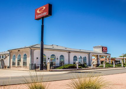 Pet Friendly Econo Lodge in Winslow, Arizona