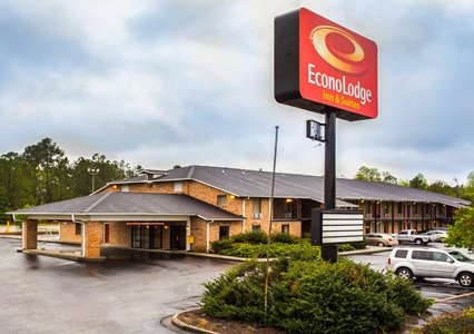 Pet Friendly Econo Lodge Inn & Suites in Lugoff, South Carolina