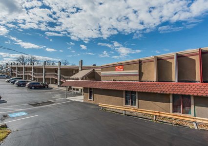 Pet Friendly Econo Lodge in Hermitage, Pennsylvania