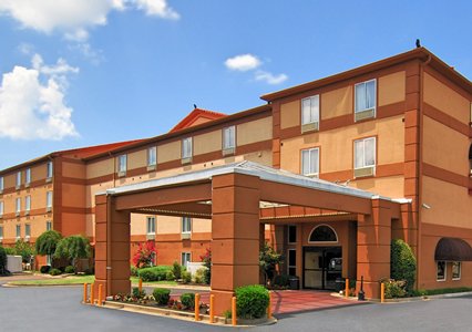 Pet Friendly Quality Suites I-240 East-Airport in Memphis, Tennessee