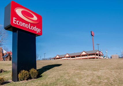 Pet Friendly Econo Lodge in Glade Spring, Virginia