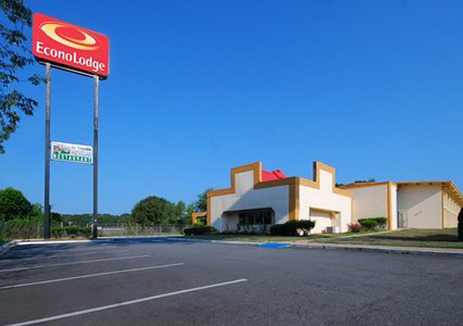 Pet Friendly Econo Lodge in Forsyth, Georgia