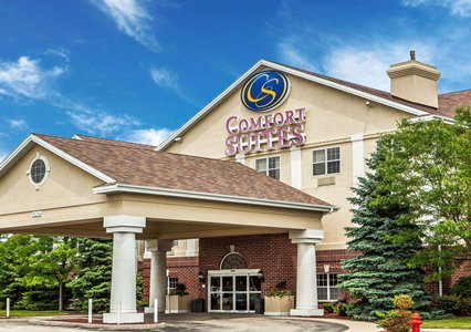 Pet Friendly Comfort Suites Milwaukee Airport in Oak Creek, Wisconsin