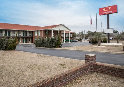 Pet Friendly Econo Lodge Crystal Coast in Morehead City, North Carolina