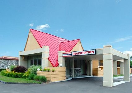 Pet Friendly Econo Lodge Inn & Suites in Binghamton, New York