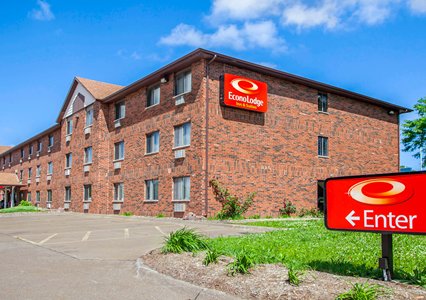 Pet Friendly Econo Lodge  Inn & Suites in Bettendorf, Iowa