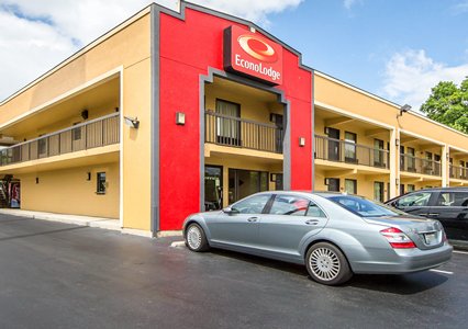 Pet Friendly Econo Lodge North in Knoxville, Tennessee