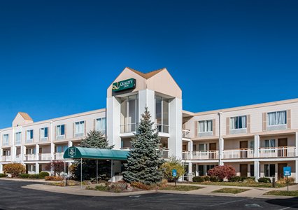 Pet Friendly Quality Inn  in Holland, Ohio