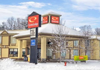 Pet Friendly Econo Lodge in Orillia, Ontario