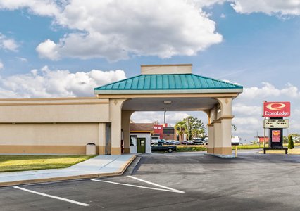 Pet Friendly Econo Lodge in Calhoun, Georgia