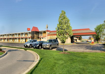 Pet Friendly Super 8 by Wyndham Perrysburg / Toledo in Perrysburg, Ohio