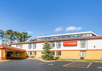 Pet Friendly Econo Lodge  Inn & Suites in Stevens Point, Wisconsin