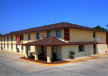 Pet Friendly Econo Lodge Lansing - Leavenworth in Lansing, Kansas