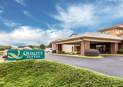 Pet Friendly Quality Suites Convention Center in Hickory, North Carolina