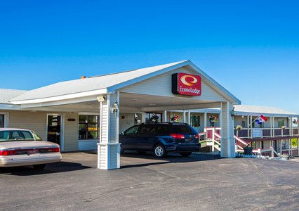 Pet Friendly Econo Lodge in Malone, New York