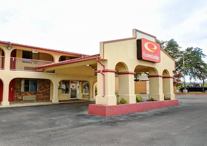 Pet Friendly Econo Lodge in San Marcos, Texas