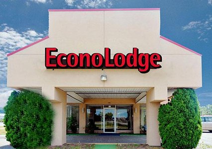 Pet Friendly Econo Lodge in Brockport, New York