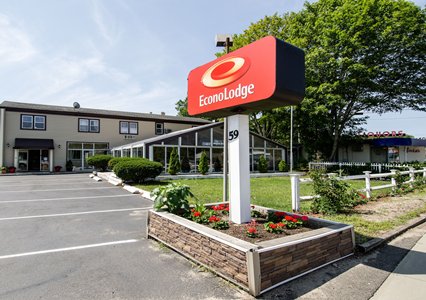 Pet Friendly Econo Lodge in West Yarmouth, Massachusetts