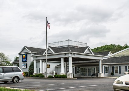 Pet Friendly Comfort Inn Splash Harbor in Bellville, Ohio