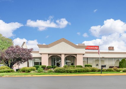 Pet Friendly Econo Lodge in New Stanton, Pennsylvania