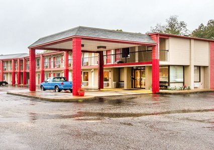 Pet Friendly Rodeway INN Daleville in Daleville, Alabama