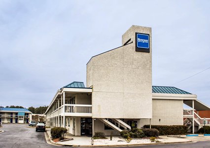 Pet Friendly Rodeway Inn & Suites in Greenville, North Carolina