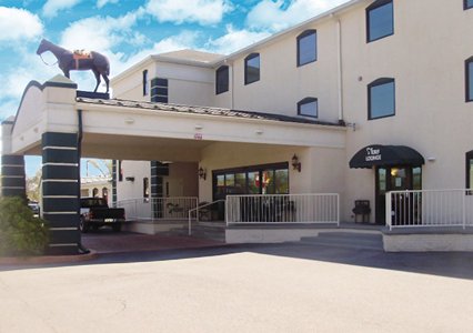 Pet Friendly Rodeway Inn & Suites in Charles Town, West Virginia