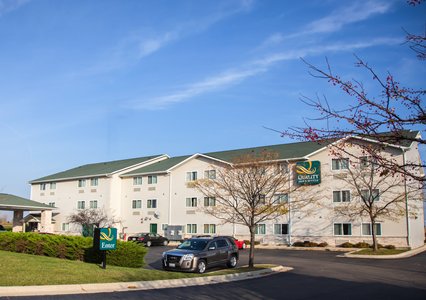 Pet Friendly Quality Inn & Suites in Loves Park, Illinois