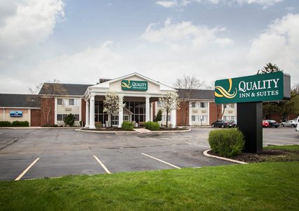 Pet Friendly Quality Inn & Suites in Saint Charles, Illinois