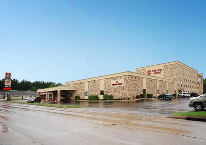 Pet Friendly Clarion Hotel and Convention Center in Baraboo, Wisconsin