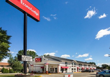 Pet Friendly Econo Lodge in Grand Forks, North Dakota