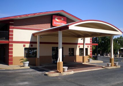 Pet Friendly Econo Lodge Inn & Suites I-35 at Shawnee Mission in Overland Park, Kansas