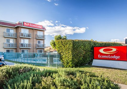 Pet Friendly Econo Lodge in Tracy, California