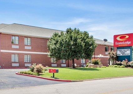 Pet Friendly Econo Lodge Inn & Suites in Tulsa, Oklahoma