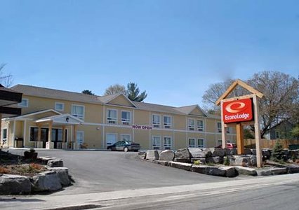 Pet Friendly Econo Lodge in Huntsville, Ontario